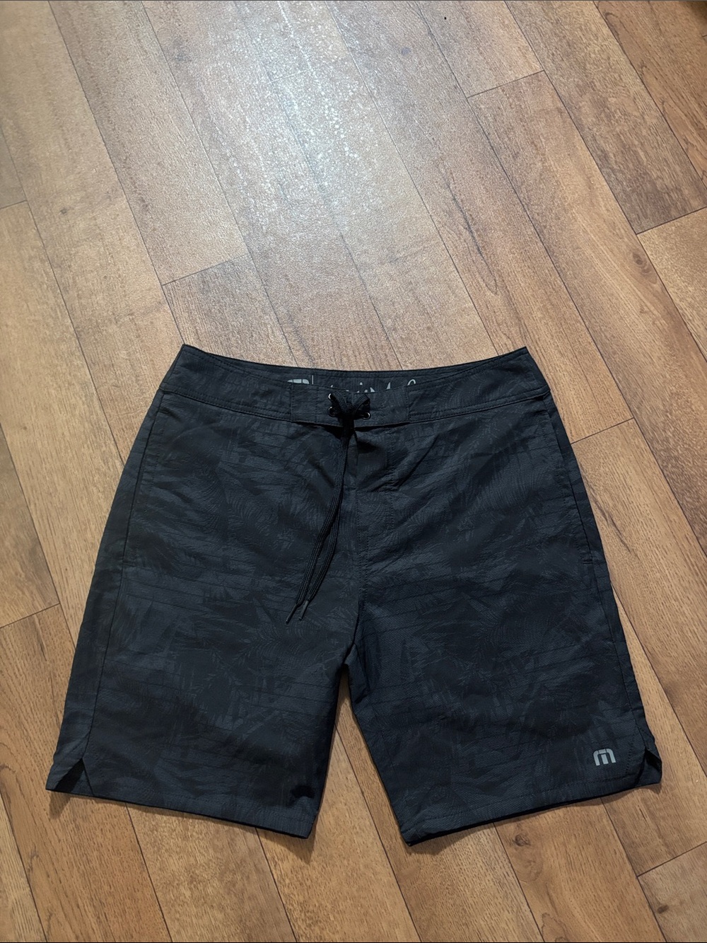 TRAVIS MATHEW Smuggler Active Board Shorts Mens 32 Black Palm Tree Tropical swim